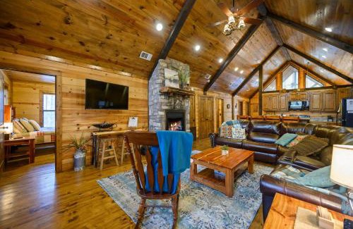 Broken Bow Casa | Whitetail Retreat Cabin for 13