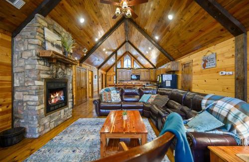 Broken Bow Casa | Whitetail Retreat Cabin for 13