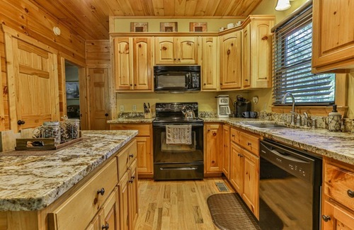Ellijay Cabina | Whitetail Ridge, en el Coosawattee River Resort, tiene un espacio acogedor, una chimenea de roca elevada y