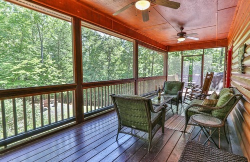 Ellijay Cabina | Whitetail Ridge, en el Coosawattee River Resort, tiene un espacio acogedor, una chimenea de roca elevada y