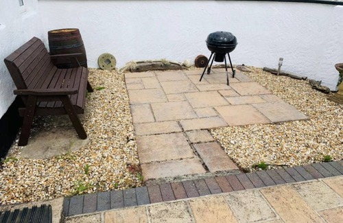 Bryngwran Casa | Whitewashed 1 bedroom stone cottage, with king size 4 poster bed. Pet friendly.