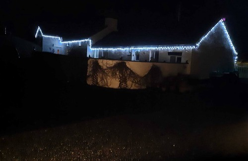 Bryngwran Casa | Whitewashed 1 bedroom stone cottage, with king size 4 poster bed. Pet friendly.