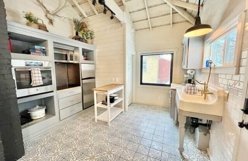Lava Hot Springs Casa | Whitewater Cottage- IN TOWN, walk to everything!