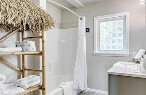 Galveston Casa | Whiting Island - 3BR close to beach w/ hot tub