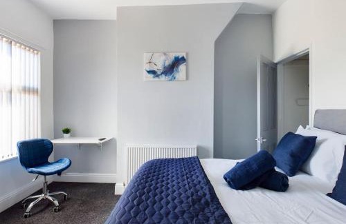 Stoke-on-Trent Casa | Whitmore House By RMR Accommodations - Newly Refurbed - Modern - Parking - Central
