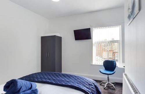 Stoke-on-Trent Casa | Whitmore House By RMR Accommodations - Newly Refurbed - Modern - Parking - Central