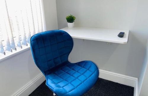 Stoke-on-Trent Casa | Whitmore House By RMR Accommodations - Newly Refurbed - Modern - Parking - Central