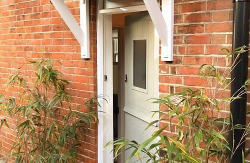 Gosport Cabaña | Whitsun Cottage - Una acogedora cabaña victoriana de un dormitorio con capacidad para 3 personas.