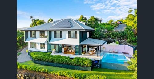 Airlie Beach Casa | 'Whitsunday Blue' Luxury Home with Ocean Views