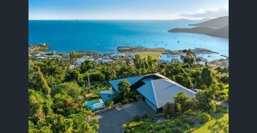 Airlie Beach Casa | 'Whitsunday Blue' Luxury Home with Ocean Views