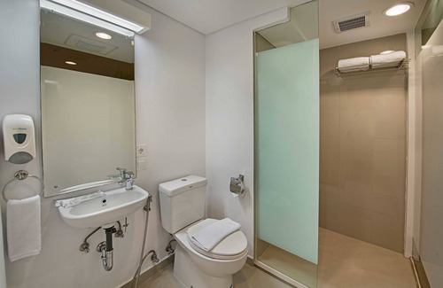 Bogor Tengah Hotel | Whiz Prime Hotel Pajajaran Bogor