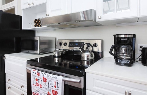 Columbus Apartamento | Whole condo - Wifi, King Beds, 55" Smart TV, Walk to Columbus Riverwalk