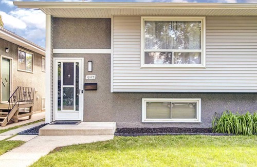 North Central Edmonton Casa | WHOLE DUPLEX! 6-bedrooms located near River Valley 10173