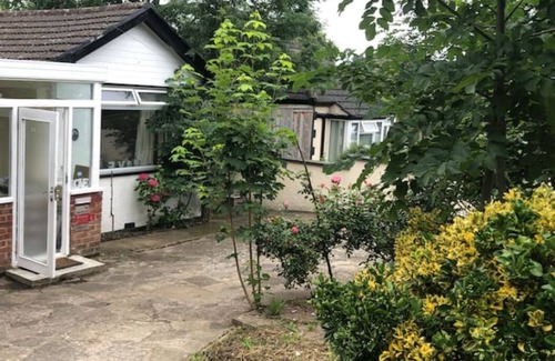 Cray Valley East Casa | Whole house cottage with parking and huge garden