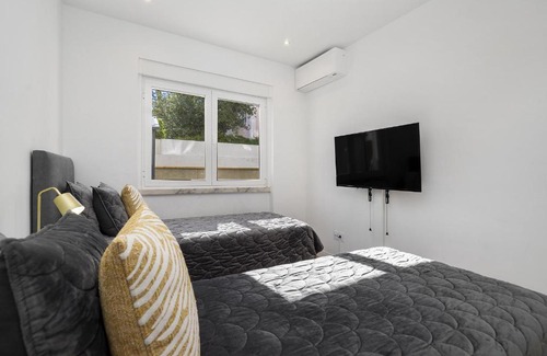 Alges Apartamento | WHome Suburban Serenity Family Home with Pool