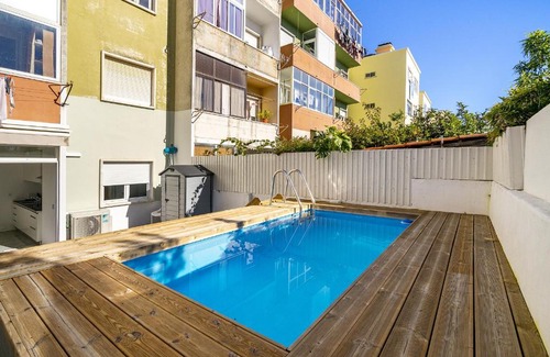Alges Apartamento | WHome Suburban Serenity Family Home with Pool