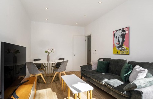 Alges Apartamento | WHome Suburban Serenity Family Home with Pool