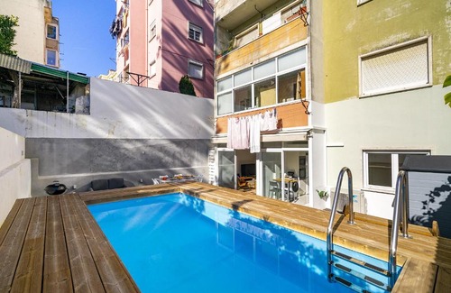 Alges Apartamento | WHome Suburban Serenity Family Home with Pool