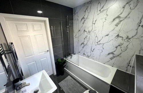 Oldbury Apartamento | Wi-Fi, 2 bathroom, 2 bedroom, sleeps 4-8