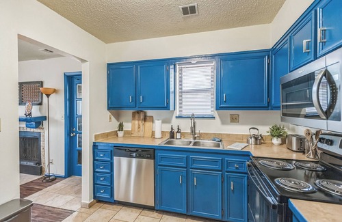 Wichita Apartamento | Wichita Roots ~ Midwestern Charm Good WiFi Parking Terrific apartment Book Now!