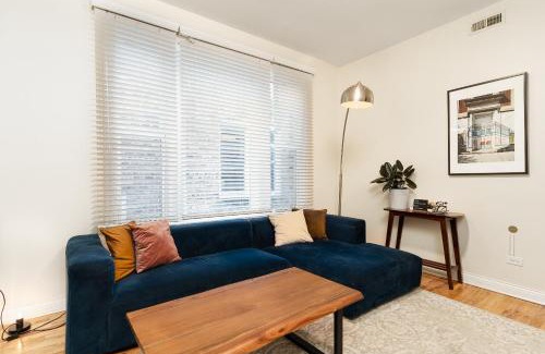 Ukrainian Village Apartamento | Wicker Park 2BR Modern Apartment DV3