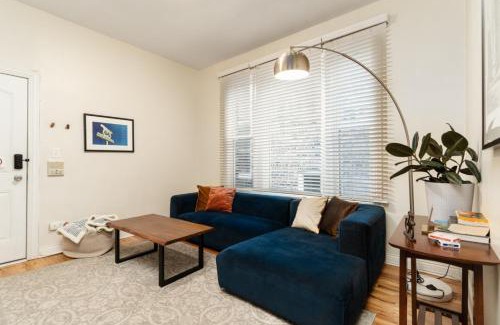 Ukrainian Village Apartamento | Wicker Park 2BR Modern Apartment DV3