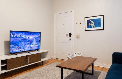 Ukrainian Village Apartamento | Wicker Park 2BR Modern Apartment DV3