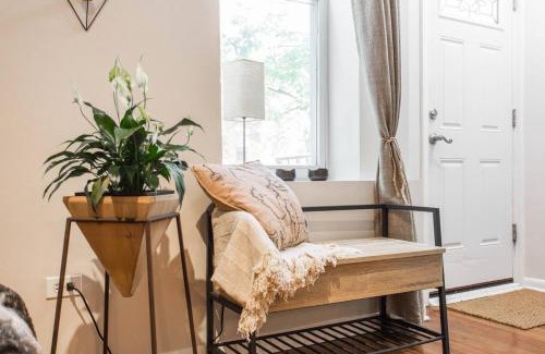 Pulaski Park Apartamento | Wicker Park Flat with FREE Early Check-In & Late Checkout