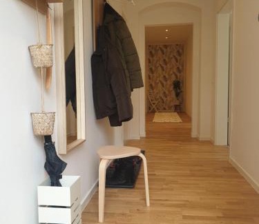Sudvorstadt-Ost Apartamento | Wiener Palais am Großen Garten, Arbeitsplatz, Familie, 7 Pers, Smart-TV