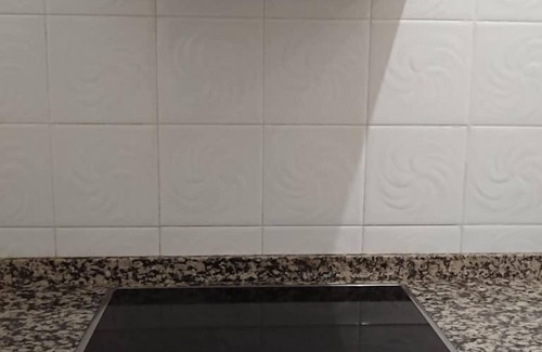 Manilva Apartamento | Wifi gratis, soleado, tranquilo, espacioso, 1BR 1 BA grandes piscinas-Sunny