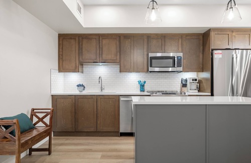 Dead Man's Flats Condominio | Wifi - Heated Pool - Hot tub - Stunning Views - Fitness Center-5 mins to Canmore