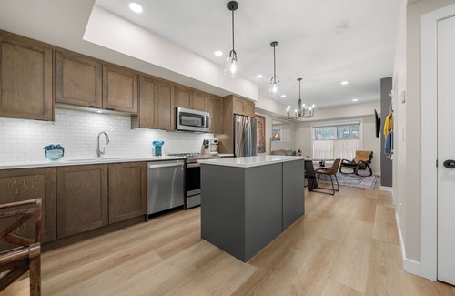 Dead Man's Flats Condominio | Wifi - Heated Pool - Hot tub - Stunning Views - Fitness Center-5 mins to Canmore
