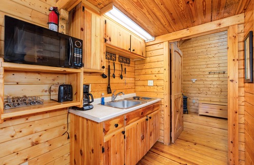 Luray Cabina | WIFI! Hot tub Riverfront Mountain Views! Close to Luray Caverns, Shenandoah Park