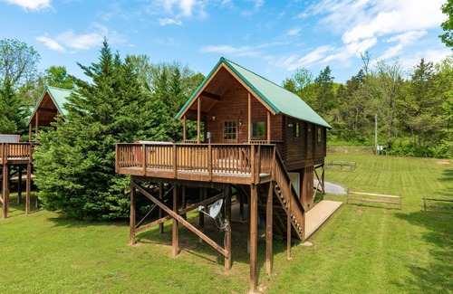 Luray Cabina | WIFI! Hot tub Riverfront Mountain Views! Close to Luray Caverns, Shenandoah Park