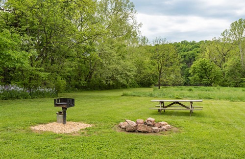 Luray Cabina | WIFI! Hot tub Riverfront Mountain Views! Close to Luray Caverns, Shenandoah Park