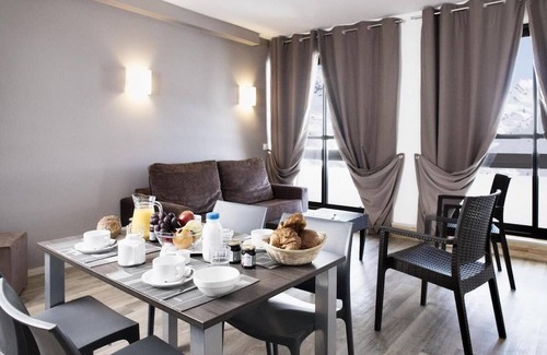 Les Menuires Apartamento | Wifi, ski-in/ski-out & foot of the slopes, view resort/ski slopes, swimming pool, balcony, tv