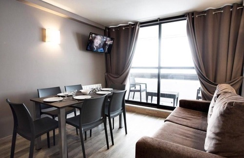 Les Menuires Apartamento | Wifi, ski-in/ski-out & foot of the slopes, view resort/ski slopes, swimming pool, balcony, tv