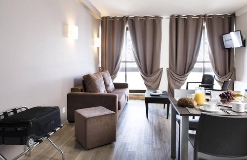 Les Menuires Apartamento | Wifi, ski-in/ski-out & foot of the slopes, view resort/ski slopes, swimming pool, balcony, tv
