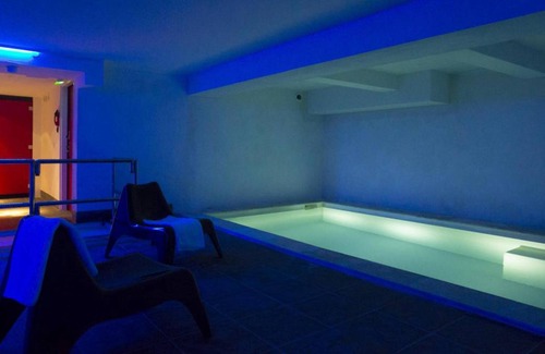 Les Menuires Apartamento | Wifi, ski-in/ski-out & foot of the slopes, view resort/ski slopes, swimming pool, balcony, tv