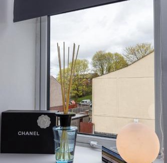 Wigan Casa | Wigan 4BR Retreat, Full Kitchen & Street Parking