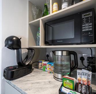 Wigan Casa | Wigan 4BR Retreat, Full Kitchen & Street Parking