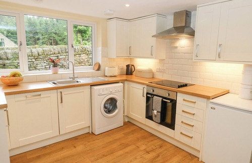 Hollow Meadows Cabaña | WIGTWIZZLE COTTAGE, pet friendly, with open fire in Stocksbridge