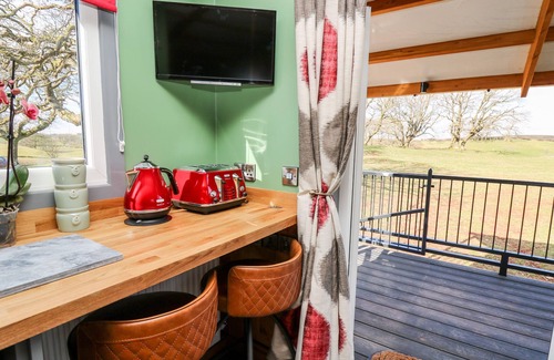 Llanddeusant Cabaña | WILD ACRE, pet friendly, with hot tub in Llandovery