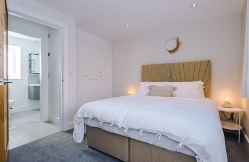 Mollington Cabaña | Wild Drive Chester | Stunning converted cottage on 197 acre woodland