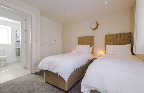 Mollington Cabaña | Wild Drive Chester | Stunning converted cottage on 197 acre woodland
