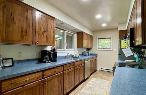 Berkeley Springs Cabina | Wild Flower Summary: