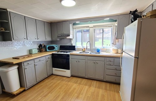 Wilson Creek Cabina | Wild Horse Lodge at Highland Hideaways near Grayson Highlands - Arcade/Theater