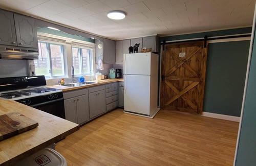 Wilson Creek Cabina | Wild Horse Lodge at Highland Hideaways near Grayson Highlands - Arcade/Theater