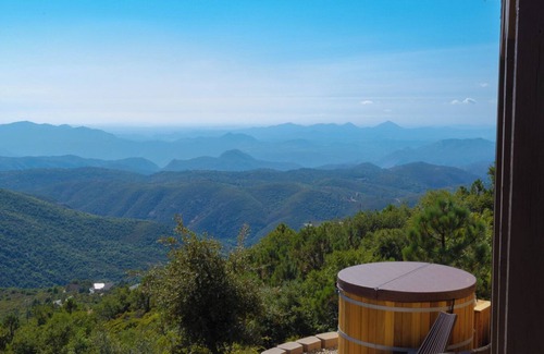 Julian Casa | Wild Moon Ranch — Mountain-Top Retreat with Panoramic Lake Views, Pickleball & Cedar Hot Tub