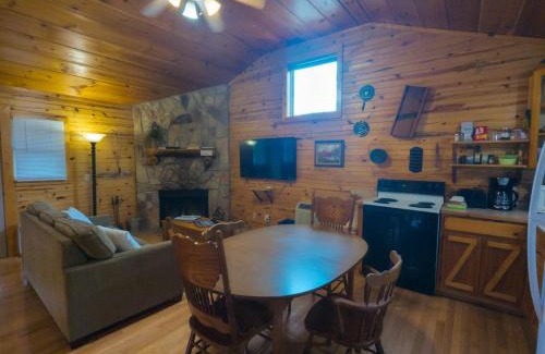 Eureka Springs Casa | Wild Plum Cabin No.1